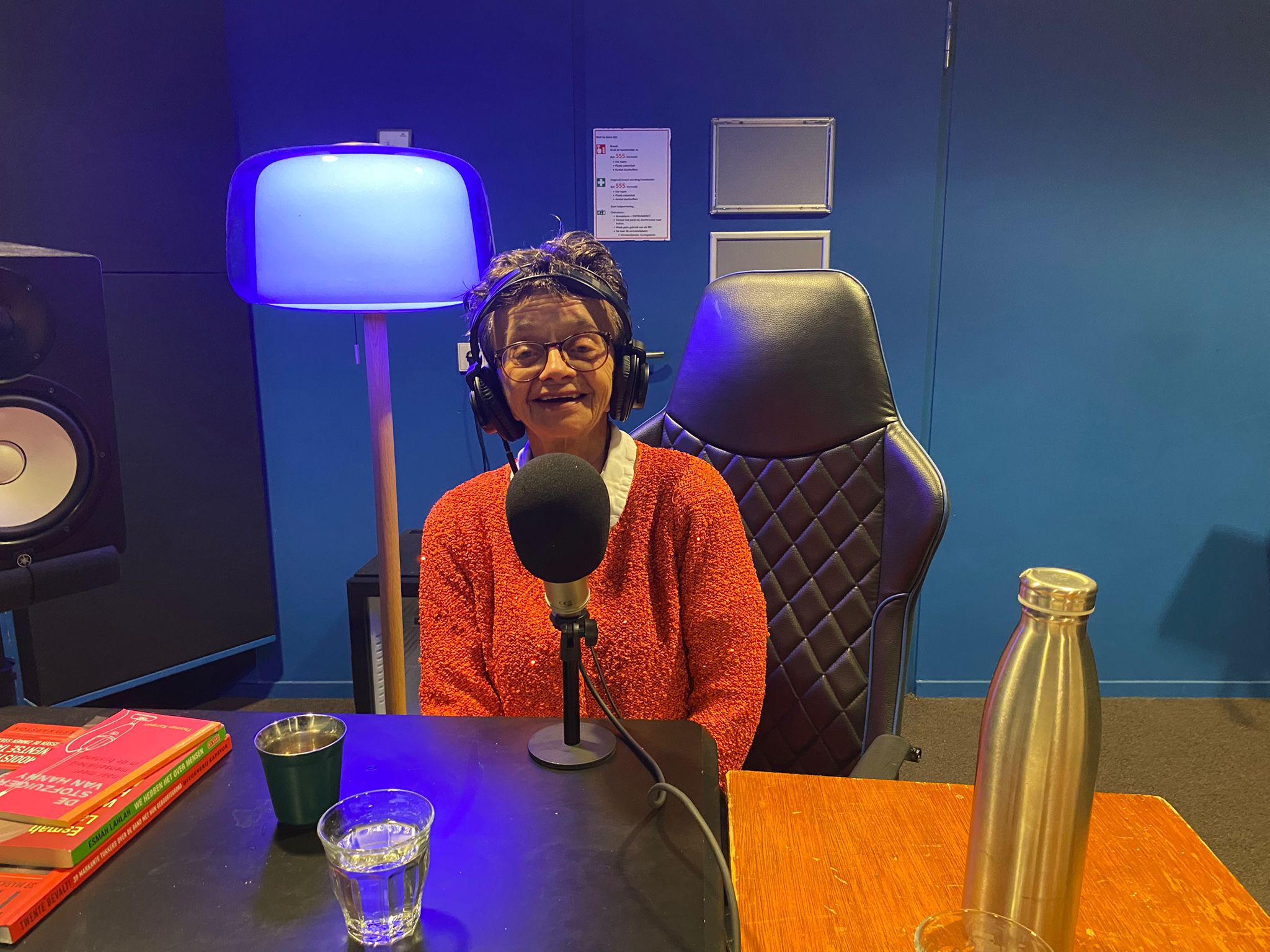 Hanny voor de microfoon